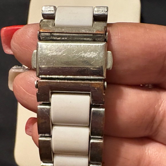 Elegant Silver and White Women's Watch - Picture 4 of 17